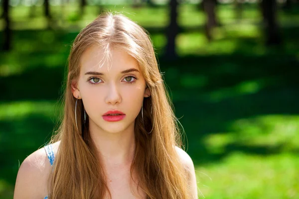 Närbild Porträtt Ung Vacker Blond Kvinna Sommar Utomhus — Stockfoto
