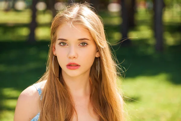 Close Portret Van Een Tiener Meisje Achtergrond Van Een Zomer — Stockfoto