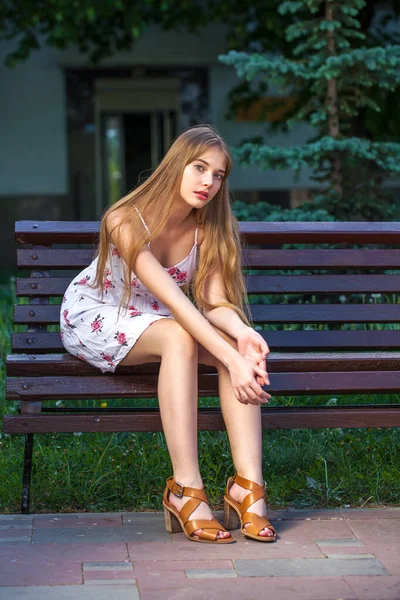 Menina Loira Bonita Nova Vestido Verão Branco Posando Enquanto Sentado — Fotografia de Stock