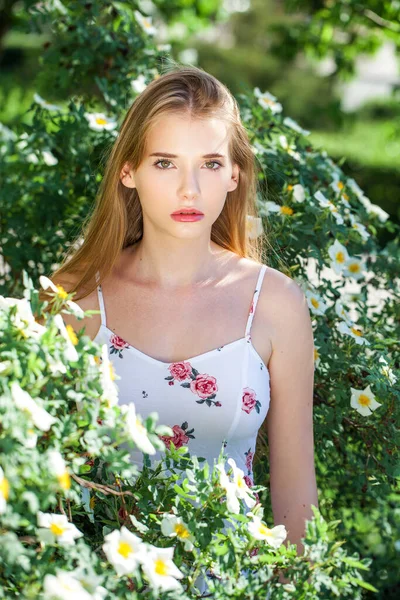 Close Portrait Teenage Girl Background Summer Park — Stock Photo, Image
