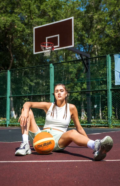 Молодая Красивая Брюнетка Позирует Баскетбольной Площадке — стоковое фото