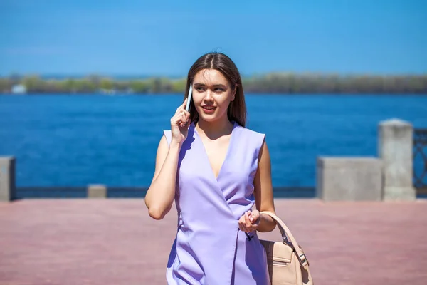 Plná Délka Portrét Mladé Krásné Brunetky Žena Šeříkových Šatech — Stock fotografie