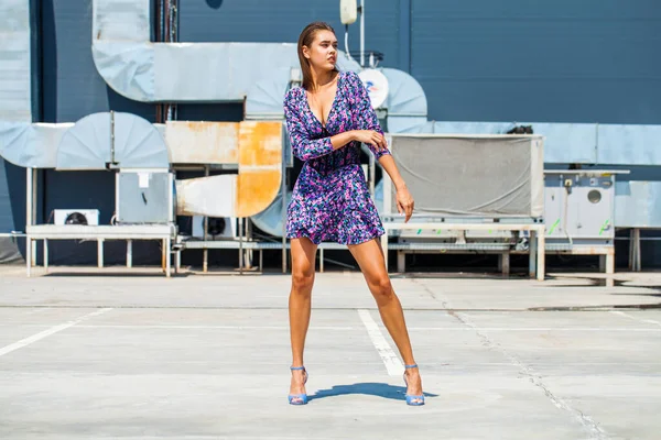 Retrato Corpo Inteiro Uma Jovem Bela Mulher Morena Vestido Verão — Fotografia de Stock