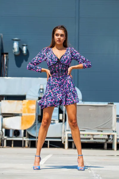 Retrato Corpo Inteiro Uma Jovem Bela Mulher Morena Vestido Verão — Fotografia de Stock