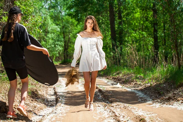 Joven Chica Hermosa Vestido Moda Camina Largo Camino Campo Bosque —  Fotos de Stock