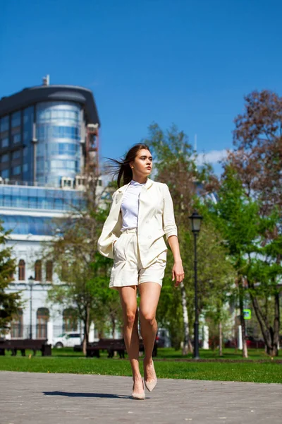 Jovem Mulher Negócios Bonita Andando Rua Verão — Fotografia de Stock