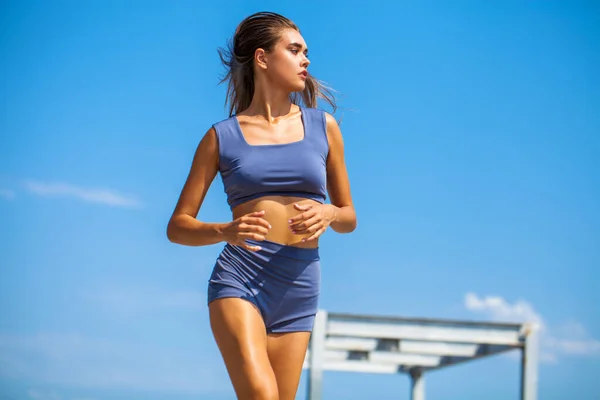 Porträt Eines Jungen Schönen Brünetten Mädchens Blauen Badeanzug Vor Blauem — Stockfoto