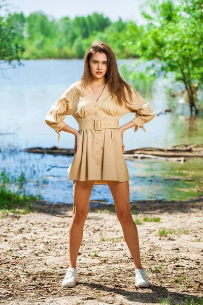 Retrato Uma Jovem Bela Mulher Morena Vestido Bege — Fotografia de Stock