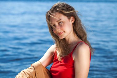 Genç ve güzel bir kızın yakın portresi, açık yaz parkı.