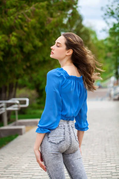Mavi Bluzlu Gri Kotlu Güzel Esmer Kız Açık Hava Yaz — Stok fotoğraf