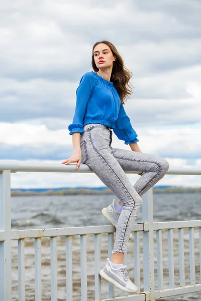Joven Chica Morena Hermosa Una Blusa Azul Jeans Grises Parque —  Fotos de Stock