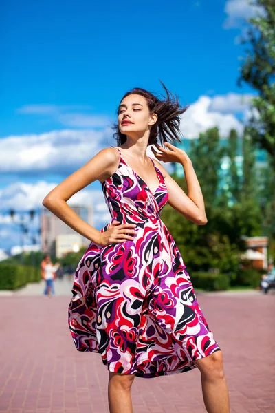 Retrato Uma Jovem Linda Menina Morena Vestido Verão — Fotografia de Stock