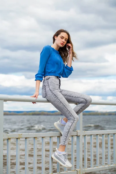 Jong Mooi Brunette Meisje Een Blauwe Blouse Grijze Jeans Zomer — Stockfoto