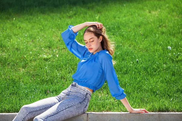 Young Beautiful Brunette Girl Blue Blouse Gray Jeans Summer Park — Stock Photo, Image