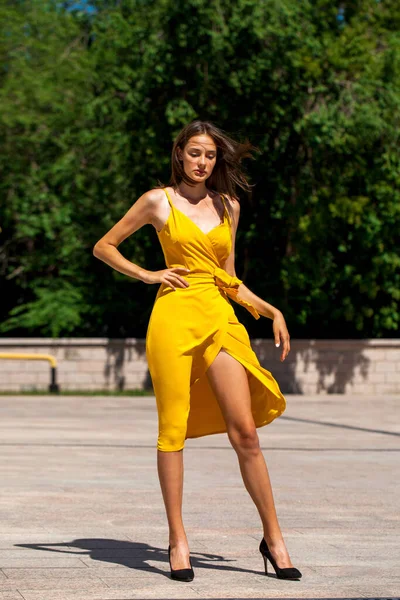 Retrato Corpo Inteiro Uma Jovem Mulher Bonita Vestido Amarelo Parque — Fotografia de Stock