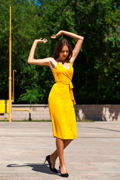 Retrato Corpo Inteiro Uma Jovem Mulher Bonita Vestido Amarelo Parque — Fotografia de Stock