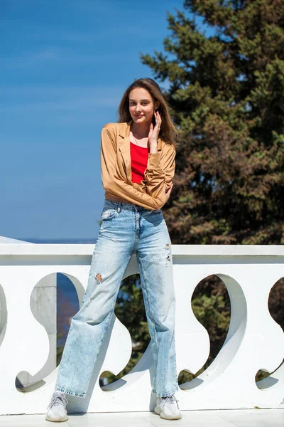 Dlouhý Portrét Mladé Stylové Dívky Béžové Blůze Dlouhými Rukávy Modrými — Stock fotografie