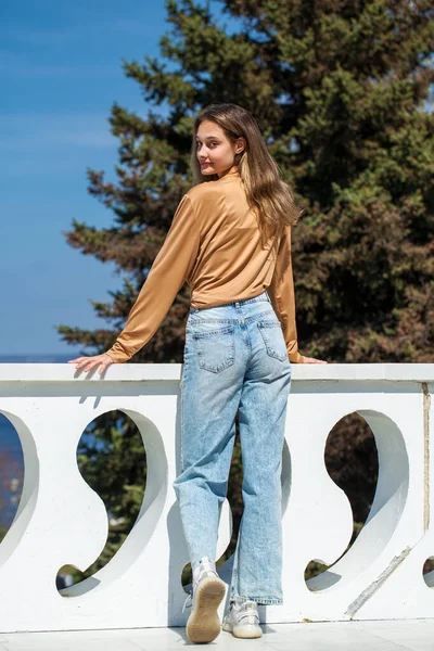 Retrato Larga Duración Una Joven Con Estilo Una Blusa Beige —  Fotos de Stock