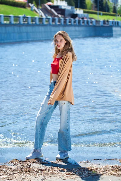 Portret Młodej Stylowej Dziewczyny Beżowej Bluzce Długimi Rękawami Niebieskimi Dżinsami — Zdjęcie stockowe