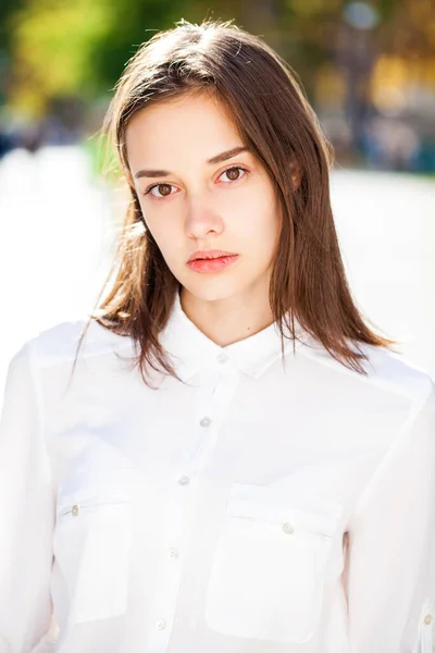 Detail Portrét Mladé Krásné Dívky Bílé Košili — Stock fotografie