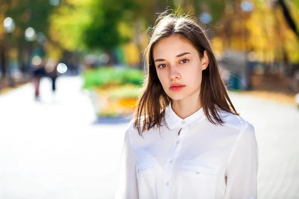 Close Ritratto Una Giovane Bella Ragazza Camicia Bianca — Foto Stock