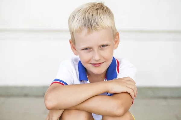 Porträt Eines Kleinen Blonden Jungen — Stockfoto