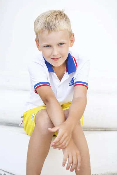 Portret Van Een Kleine Blonde Jongen — Stockfoto