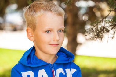 Bir yaz parkındaki küçük bir çocuğun yakın plan portresi.