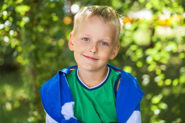 Close Portret Van Een Jongetje Een Zomerpark — Stockfoto