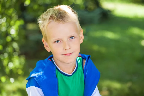 Nahaufnahme Porträt Eines Kleinen Jungen Einem Sommerpark — Stockfoto