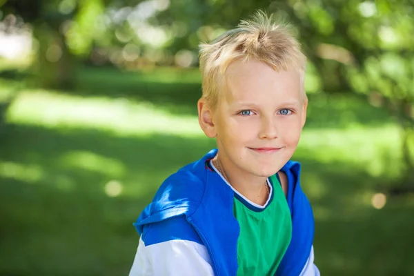 Zbliżenie Portret Małego Chłopca Letnim Parku — Zdjęcie stockowe
