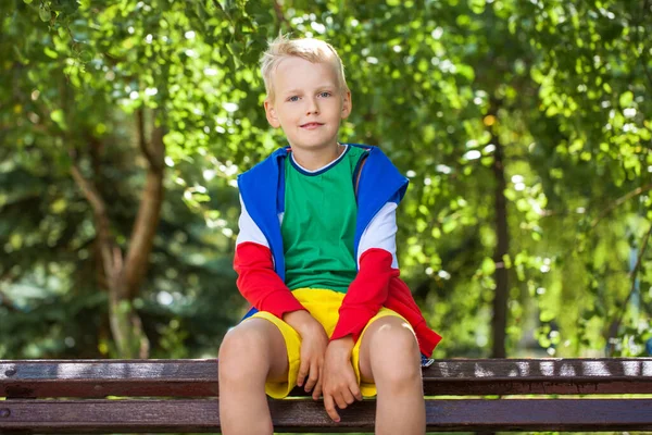 Close Portret Van Een Jongetje Een Zomerpark — Stockfoto