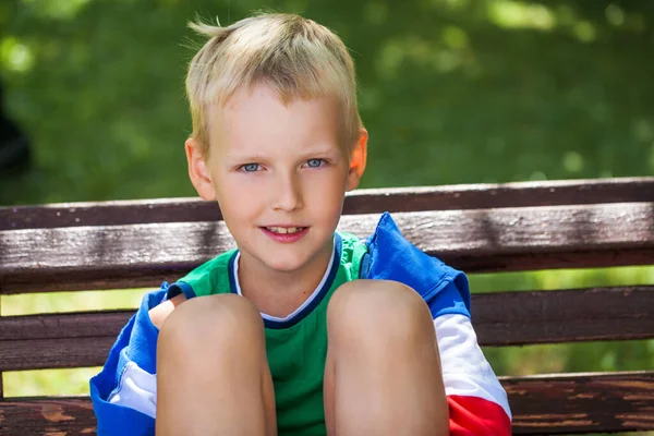 Nahaufnahme Porträt Eines Kleinen Jungen Einem Sommerpark — Stockfoto