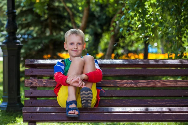 Nahaufnahme Porträt Eines Kleinen Jungen Einem Sommerpark — Stockfoto