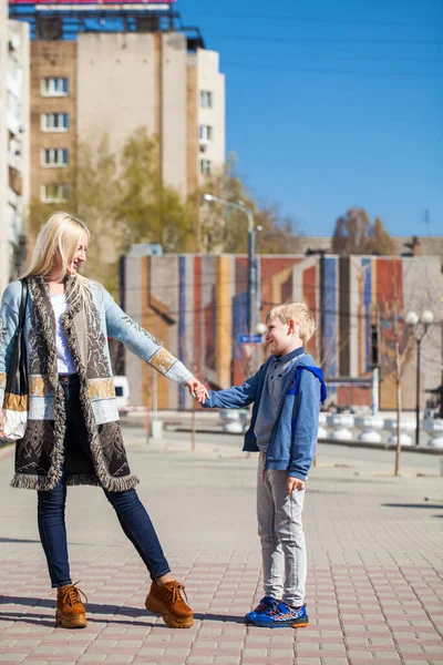 Street Portrait Young Beautiful Mom Blonde Son — Stock Photo, Image