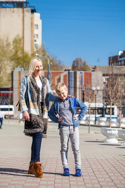 Straatportret Van Jonge Mooie Moeder Blonde Zoon — Stockfoto