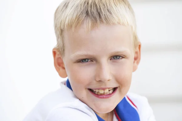 Portrét Malého Blonďatého Chlapce — Stock fotografie