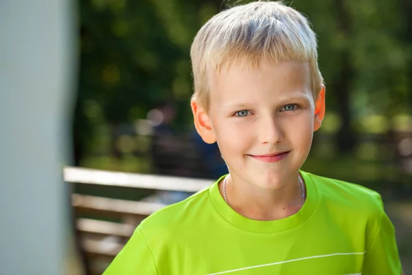 Nahaufnahme Porträt Eines Kleinen Jungen Einem Sommerpark — Stockfoto