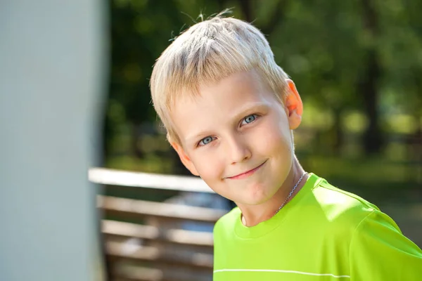 Detailní Portrét Malého Chlapce Letním Parku — Stock fotografie