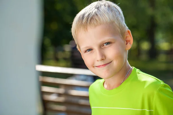 Nahaufnahme Porträt Eines Kleinen Jungen Einem Sommerpark — Stockfoto