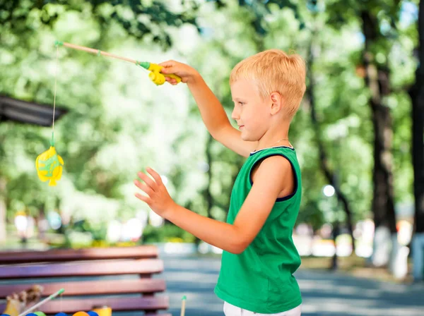 Kleiner Junge Angelt Freizeitpark — Stockfoto