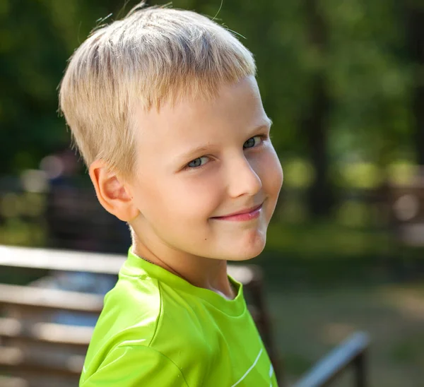 Крупним Планом Портрет Маленького Хлопчика Літньому Парку — стокове фото