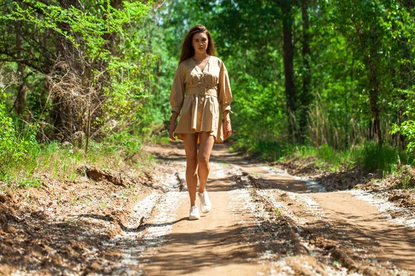 Portrait Pleine Longueur Une Jeune Fille Élégante Robe Beige Marchant — Photo