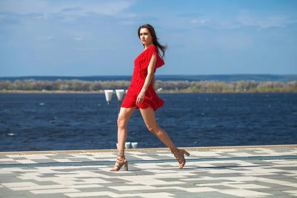 Retrato Cuerpo Completo Una Joven Mujer Hermosa Vestido Rojo Caminando —  Fotos de Stock