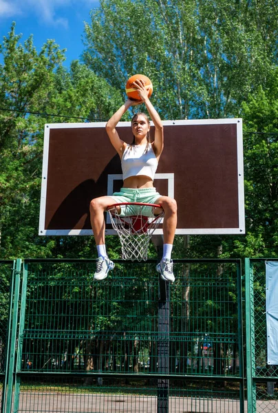 Mladá Krásná Brunetka Dívka Pózuje Basketbalovém Hřišti — Stock fotografie