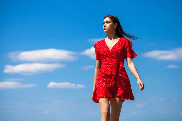 Närbild Porträtt Ung Vacker Kvinna Röd Klänning — Stockfoto