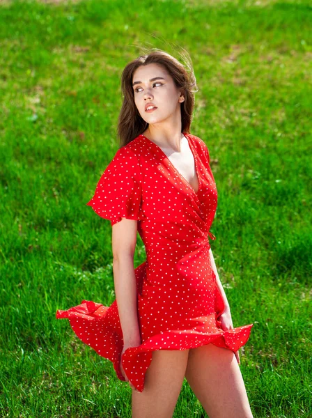 Gros Plan Portrait Une Jeune Belle Femme Robe Rouge — Photo