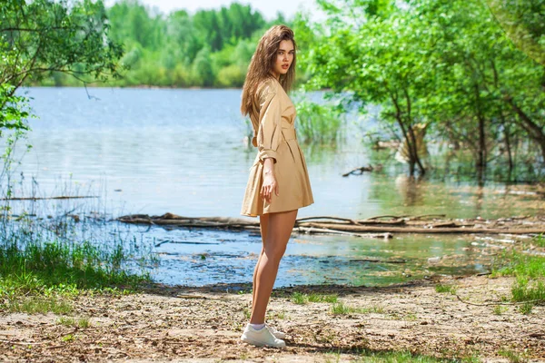 Retrato Uma Jovem Bela Mulher Morena Vestido Bege — Fotografia de Stock