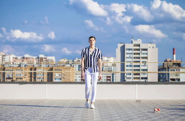 Modeporträt Eines Jungen Brünetten Mannes — Stockfoto