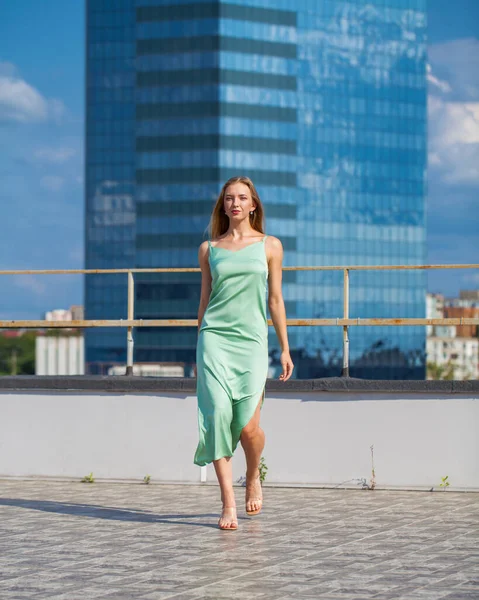 Giovane Bella Modella Che Cammina Sul Tetto — Foto Stock